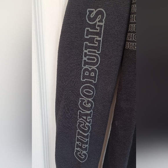 UNK NBA BLUE LABEL YOUTH MED BLACK THERMAL WAFFLE KNIT L/S CHICAGO BULLS SHIRT - Picture 4 of 8